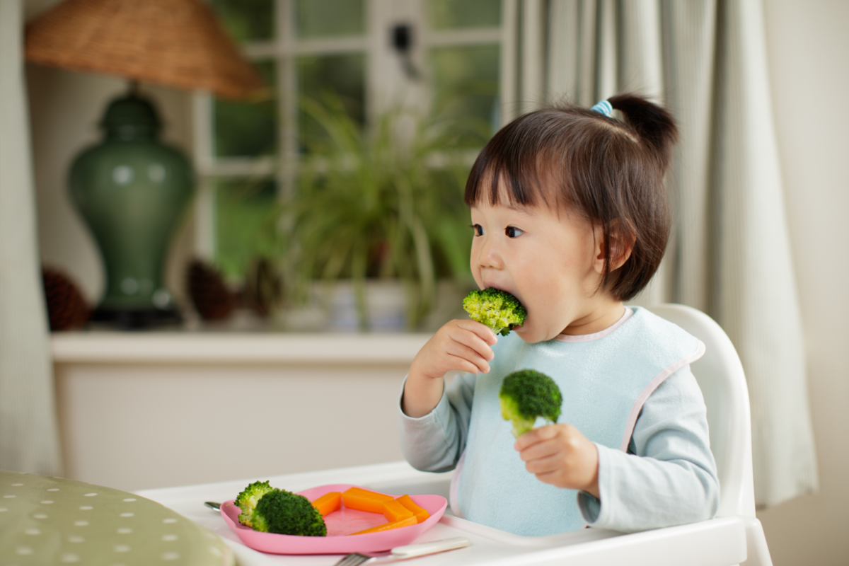 Home-Little-girl-eating-broccoli